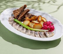 Сельдь с печеным картофелем и маринованным луком