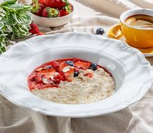 Овсяная каша с ягодами и клубничным конфи