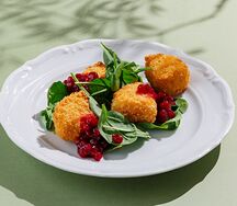 Жареный сыр с брусничным соусом