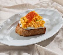 Тартин со скремблом и красной икрой 