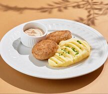 Куриные котлеты с пюре и соусом пармезан