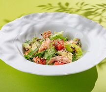 Салат с копчёной форелью, киноа и авокадо