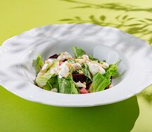 Печеная свекла с мягким сыром, песто и кедровыми орехами
