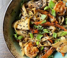 Wok с креветками и кальмарами