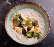 Каша овсяная с фруктами и карамелью