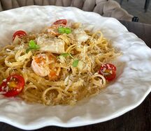 Паста с креветками и кальмарами