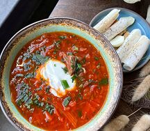 Борщ с гренками и салом