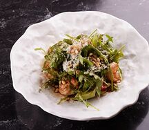 Салат с перечной руколой и креветками