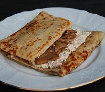 Блины с курицой и грибами в белом соусе