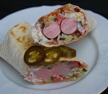 Хот-дог в лаваше с луком и халапеньо