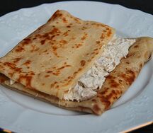 Блины с курицей в белом соусе