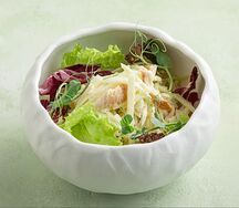 Салат с куриным филе и яблоком