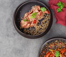 Салат с томатами и красным луком с грецким орехом и винным уксусом
