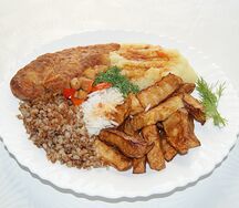Ассорти с куриной котлетой