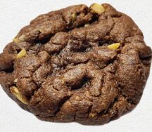 Печенье Cookievruki шоколадное с фундуком, молочным и белым шоколадом 