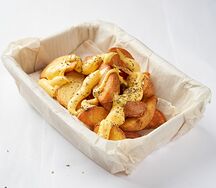 Картофель по-деревенски с бургерным соусом и луком-пай