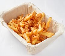 Картофель фри с бургерным соусом и луком пай