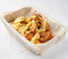 Картофель по-деревенски с сырным соусом и итальянскими травами