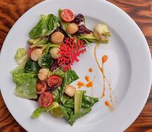 Салат с авокадо, гребешком и яблоком