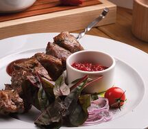 Кебаб из свинины с луком и домашним кетчупом