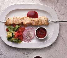 Кебаб из курицы со свежими овощами