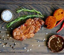 Стейк из шейки свинины с гарниром