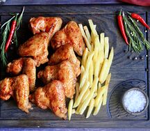 Куриные крылышки в соусе Чили с гарниром