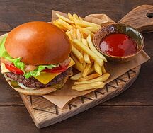 Бургер с котлетой из мраморной говядины и картофелем фри