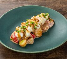 Кальмар с печёным картофелем в соусе сливочный демиглас