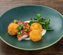 Угорь с крокетами и кремом из картофеля