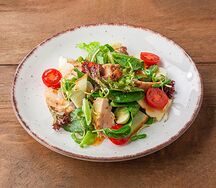 Салат с цыплёнком и копчёным сыром