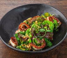 Тёплый салат с угрём, томатами и огурцами кимчи