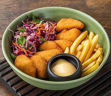Наггетсы с картофелем фри и салатом Коул Слоу