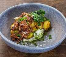 Рваная свинина с печёным картофелем и соусом дзадзики