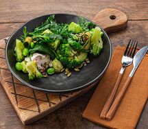 Зелёный салат с брокколи и авокадо