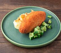 Котлета по-киевски с картофельным пюре и пикантными огурцами