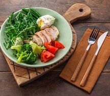 Грудка цыплёнка с брокколи и яйцом пашот