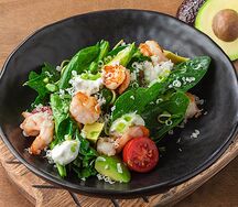 Салат с креветками, авокадо и йогуртовым соусом