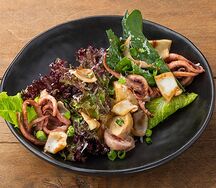 Салат с жареными кальмарами и печёным картофелем