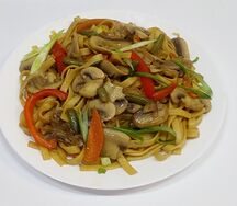 Удон жареный с шампиньонами