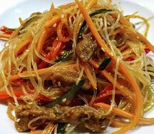 Обжаренная говядина с корейской морковью, фунчозой и овощами