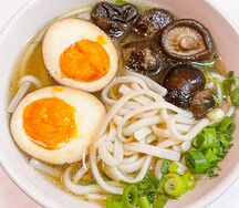 Суп с яйцом, лапшой и грибами