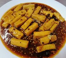 Жареный тофу с соусом из черных бобов