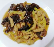 Свинина с древесными грибами и овощами в основном Китайском соусе