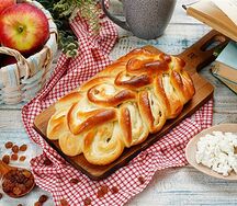 Коса творожная с изюмом