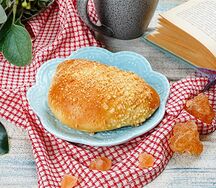 Булочка с клубникой