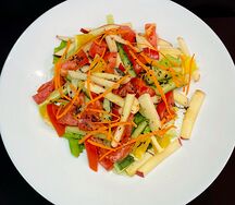 Салат с овощами и фруктами