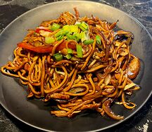 Жареная лапша с курицей
