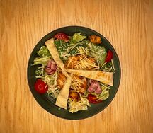 Салат Цезарь с курицей