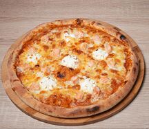 Пицца с лососем и творожным сыром